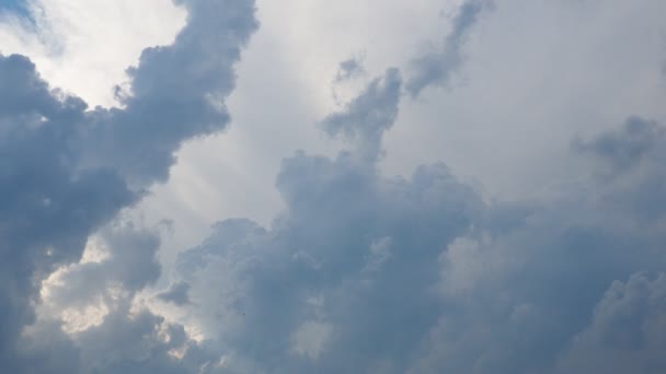 Lindas Nuvens Céu Efeito Luz Volumétrica Raios Solares Estão Escondidos — Vídeo de Stock