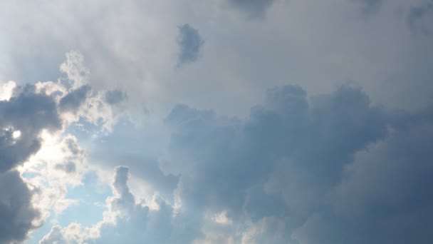Прекрасні Хмари Небі Ємний Світловий Ефект Сонячні Промені Ховаються Темними — стокове відео