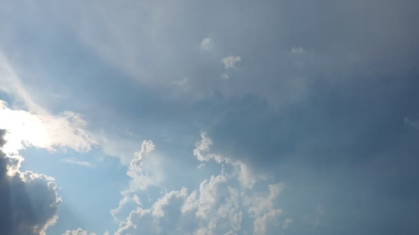 Schöne Wolken Himmel Die Sonnenstrahlen Sind Hinter Den Wolken Versteckt — Stockvideo