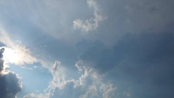 Lindas Nuvens Céu Raios Solares Estão Escondidos Atrás Das Nuvens — Vídeo de Stock