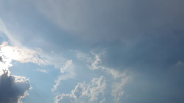 Schöne Wolken Himmel Die Sonnenstrahlen Sind Hinter Den Wolken Versteckt — Stockvideo