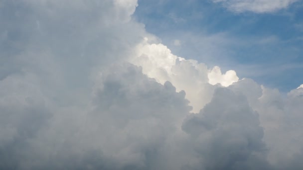 Mooie Wolken Lucht Volumetrische Licht Cumulus Effect Zonnestralen Zijn Verborgen — Stockvideo