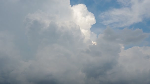 空の美しい雲 体積光の積雲効果 太陽は暗い雲の後ろに隠されている 対流圏での対流 大気中の水分の移動 — ストック動画