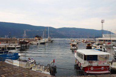 Herceg Novi Montenegro 08.09.22 Embankment ve Adriyatik Denizi Akdeniz kıyıları. Turizm işi, tekne gezileri. Yelkenli tekneler rıhtımlara demir attı ve turistleri bekliyor. Keşif gemileri