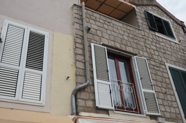 Herceg Novi, Karadağ, 9 Ağustos 2022. Akdeniz 'in Adriyatik kıyılarının mimarisi. Boka-Kotor Körfezi. Eski şehrin ve yerleşim alanlarının modern ve tarihi binaları. Dar sokaklar