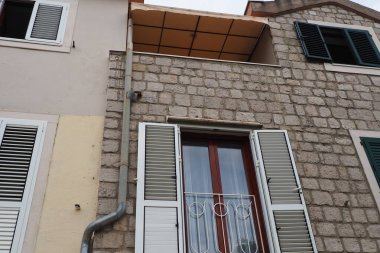 Herceg Novi, Karadağ, 9 Ağustos 2022. Akdeniz 'in Adriyatik kıyılarının mimarisi. Boka-Kotor Körfezi. Eski şehrin ve yerleşim alanlarının modern ve tarihi binaları. Dar sokaklar