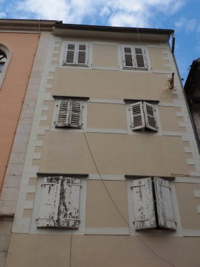 Herceg Novi, Karadağ, 9 Ağustos 2022. Akdeniz 'in Adriyatik kıyılarının mimarisi. Boka-Kotor Körfezi. Eski şehrin ve yerleşim alanlarının modern ve tarihi binaları. Dar sokaklar