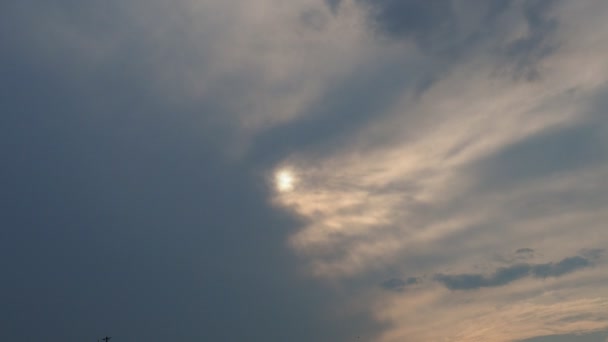 Cirrus Wolken Bedekken Schijf Van Zon Met Wolken Verdwijning Van — Stockvideo
