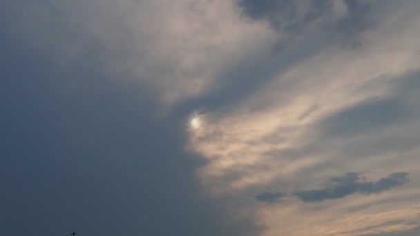 Cirrus Mraky Pokrývají Disk Slunce Mraky Zmizení Slunce Hustými Tmavými — Stock video
