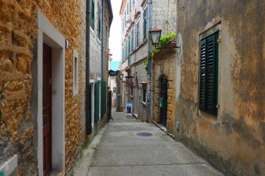 Herceg Novi, Karadağ, 9 Ağustos 2022. Akdeniz 'in Adriyatik kıyılarının mimarisi. Boka-Kotor Körfezi. Eski şehrin ve yerleşim alanlarının modern ve tarihi binaları. Dar sokaklar