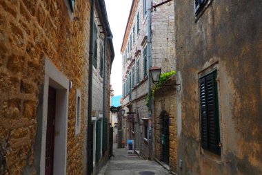 Herceg Novi, Karadağ, 9 Ağustos 2022. Akdeniz 'in Adriyatik kıyılarının mimarisi. Boka-Kotor Körfezi. Eski şehrin ve yerleşim alanlarının modern ve tarihi binaları. Dar sokaklar