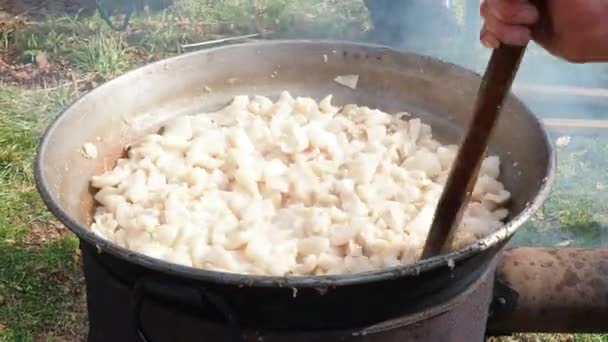 Vet Roeren Een Groot Vat Boven Vuur Varkenszwoerd Culinaire Term — Stockvideo