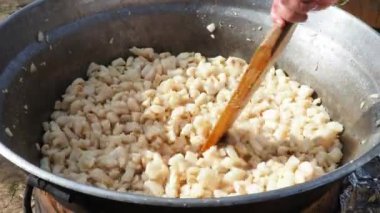 Kömürün üzerinde büyük bir fıçıda yağ karıştırmak. Domuz derisi, domuz derisi için kullanılan bir mutfak terimidir. Yağda kızartılabilir, pişirilebilir, kızarabilir, domuz eti kırıntıları veya küçük parçalar halinde çizikler oluşturabilir..