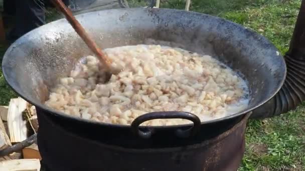 Agitar Grasa Una Gran Cuba Leña Corteza Cerdo Término Culinario — Vídeos de Stock