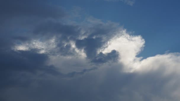 黑暗的云彩后面的阳光 积雨云的垂直发展 对流层对流的发展 — 图库视频影像