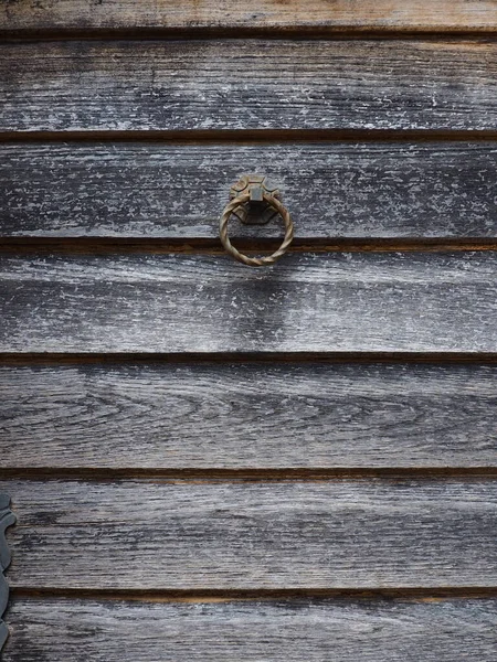 Стук Дверь Крепление Входной Двери Дома Сделан Металла Имеет Форму — стоковое фото