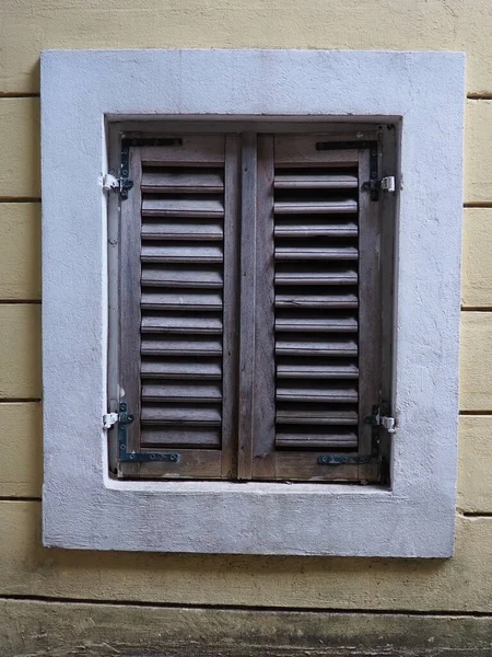 Jendela Tua Dengan Jendela Tertutup Sebuah Rumah Tua Tekstur Klasik — Stok Foto