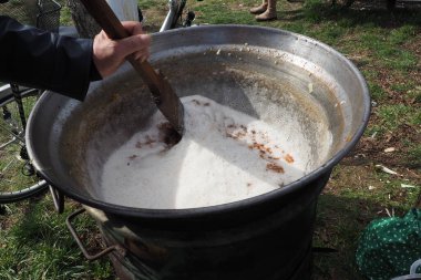 Ateşin üzerinde büyük bir fıçıda yağ karıştırmak. Domuz derisi, domuz derisi için kullanılan bir mutfak terimidir. Yağda kızartılabilir, pişirilebilir, kızarabilir, domuz eti kırıntıları veya küçük parçalar halinde çizikler oluşturabilir..