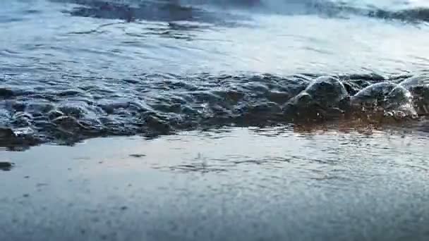 Κύματα Που Συντρίβονται Στην Αμμώδη Ακτή Χρυσή Ώρα Βράδυ Φυσαλίδες — Αρχείο Βίντεο