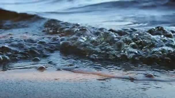 Vågor Kraschar Sandstrand Vid Gyllene Timme Kvällen Med Bubblor Droppar — Stockvideo