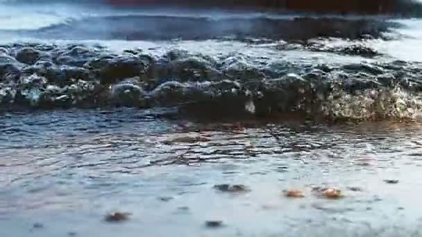Akşamın Altın Saatinde Köpükler Damlalar Köpüklerle Kumlu Kıyıya Dalgalar Çarpıyor — Stok video