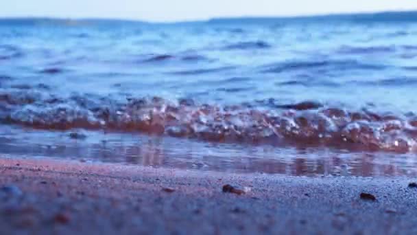 Κύματα Που Συντρίβονται Στην Αμμώδη Ακτή Μπλε Ώρα Βράδυ Φυσαλίδες — Αρχείο Βίντεο