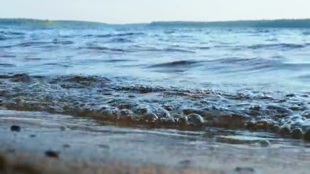 Ruhige Wellen Wälzen Sich Über Das Sandige Ufer Wasserbewegung Touristisches — Stockvideo