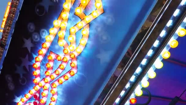 Pretpark Reuzenrad Draaimolen Met Heldere Verlichting Pretpark Avond Meerkleurige Lampen — Stockvideo