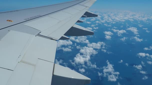 Vuelo Ala Avión Volando Por Encima Las Pequeñas Nubes Cúmulos — Vídeos de Stock
