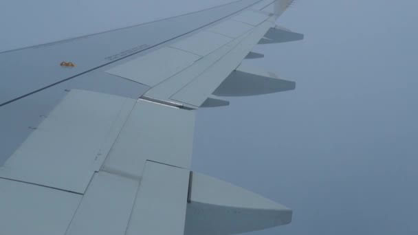 那架客机进入一片浓密的云中 湍流区 飞机的机翼在摇晃 气团的组成和密度变得多种多样 机舱内产生震动 — 图库视频影像