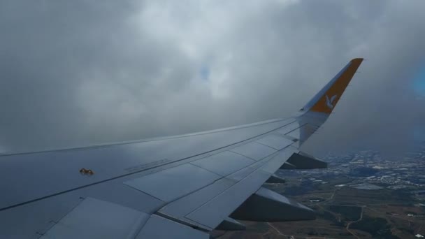 Istanbul Turkiye Turkey Aircraft Pegasus Airlines 飞机翼 飞行天气状况积雨云 湍流区 客机在浓密的云雾中飞出 — 图库视频影像