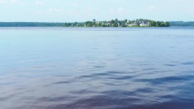 Lososinnoye Gölü kıyısında, Karelia. Tayga ekosistemi. Vahşi bölgelerde turizm ve eğlence. Balık avlamak için balık ambarları. Novovilgovskoe kırsalındaki Prionezhsky ilçesine bağlı Lohijarvi köyü..