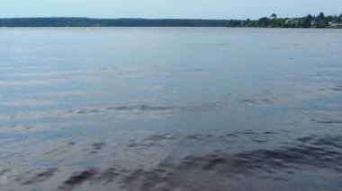 Lososinnoye Gölü kıyısında, Karelia. Tayga ekosistemi. Vahşi bölgelerde turizm ve eğlence. Balık avlamak için balık ambarları. Novovilgovskoe kırsalındaki Prionezhsky ilçesine bağlı Lohijarvi köyü..