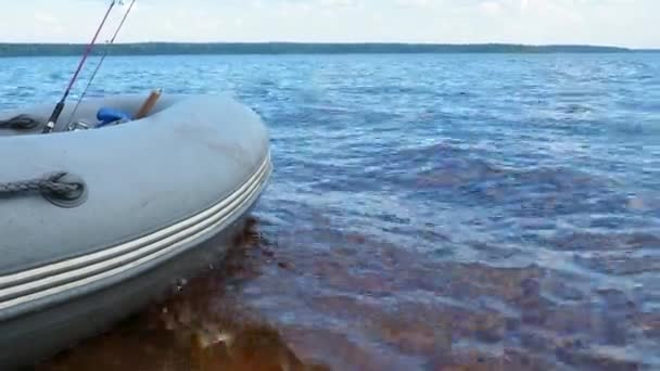 Egy Felfújható Gumicsónak Himbálózik Hullámokon Karelia Losinnoye Partjainál Halászbotok Horgászfelszerelés — Stock videók