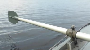 Kürekler kürek kilidine. El oltası. Akşamki balık avı Lososinnoye Karelia Gölü. Pike yaşam alanı. Balıkların ısırmasını bekliyorum. Suda küçük dalgalanmalar. Şişme sal. Küreklerin kılıçları sudan çıktı.