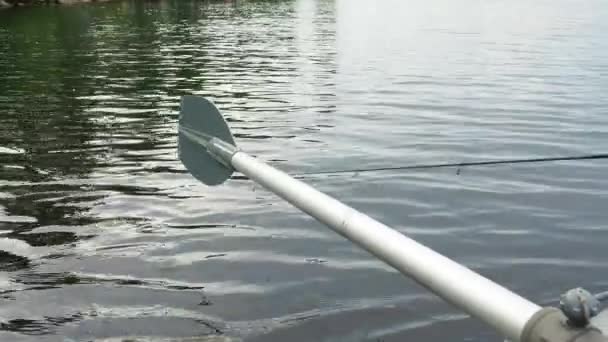 船舱里的桨手钓竿 晚上在洛索诺伊 卡累利阿湖里钓鱼派克栖息地等着鱼咬 水面上的小波纹 漂亮的木筏桨的刀刃伸出水面 — 图库视频影像