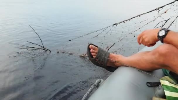 Pesca Sportiva Bracconaggio Rete Pescatore Seduto Gommone Tira Fuori Una — Video Stock