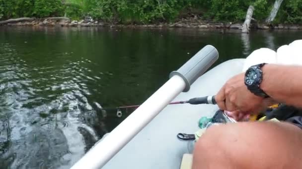 Любительське Літнє Рибальство Рибалка Волохатими Ногами Руками Сидячи Човні Гачки — стокове відео