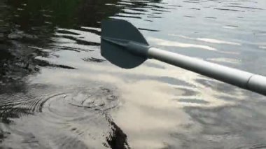Kürek ve el oltası. Akşamki balık avı Lososinnoye Karelia Gölü. Pike yaşam alanı. Balıkların ısırmasını bekliyorum. Sudaki dalgalanmalar. Kaşık yemi. Baraj gölünün kıyısında. Çek arabanı sudan..