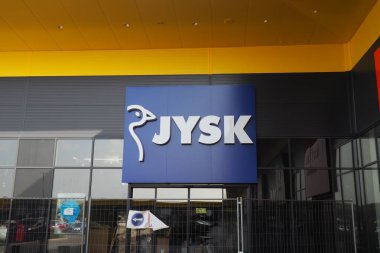 Sremska Mitrovica Sırbistan 7.31.23 JYSK yeni mobilya mağazası, çarşaf, ev eşyaları, tabak, halı, ev eşyaları. Logo ya da marka. Alışveriş merkezi durağı dükkânı. Beyaz - mavi reklam pankartı