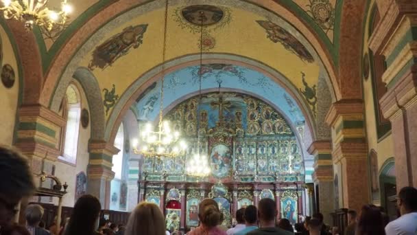 ラカラク セルビア 神の礼拝に捧げられた神殿での奉仕 キリスト教正教会 祈りを歌い 聖書を読み 聖句や儀式を実行する — ストック動画