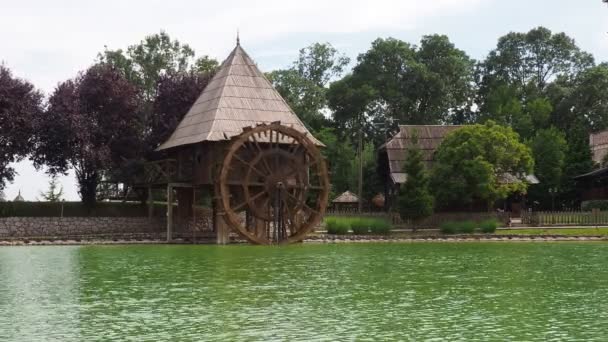 Stanisici Bijelina Bosnia Herzegovina Wooden Water Mill 水轮水力结构使用水轮的水力结构通过齿轮传动的方式工作 复古民族民俗建筑 — 图库视频影像
