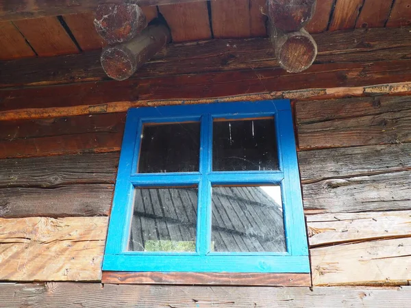 Okno Etno Niebieską Drewnianą Ramą Zabytkowy Dom Zewnątrz Kompleks Architektoniczny — Zdjęcie stockowe