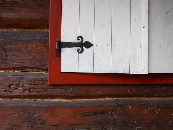 Etno Lidové Dřevěné Okenice Okně Dřevěným Rámem Natřené Červenobíle Držák — Stock fotografie