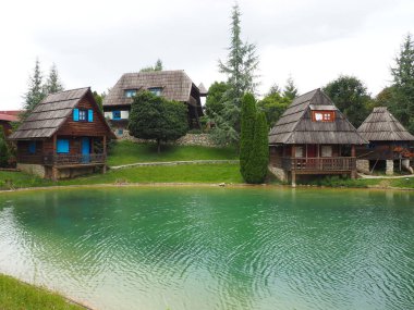 Stanisici, Bielina, Sırp Cumhuriyeti, Bosna-Hersek, 15 Ağustos 2023. Etnik köy, turistik mekan, eski kulübeler ve evler. Yeşil suyu olan gölet. Ahşap antik mimari.