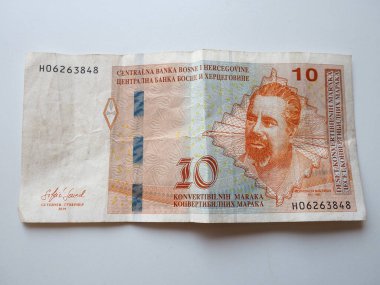 Boşnak konvertibilna marka Bosna-Hersek 'in ulusal para birimi. Hafif arkaplanda 10 işaret olan buruşuk bir banknot kullanılmış. BH para birimi.