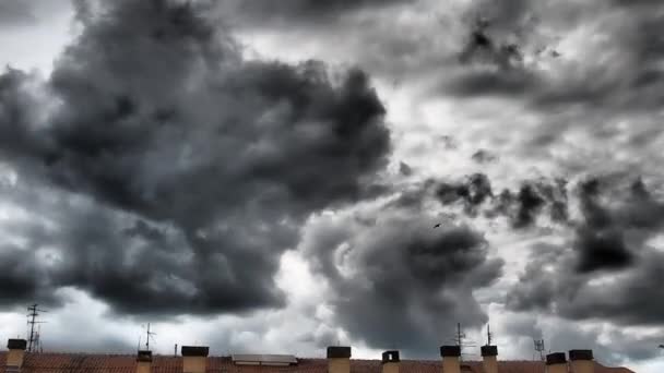 Verschrikkelijke Cumulonimbus Donderwolken Weeralarm Dreigend Gevaar Grijze Zwarte Vochtige Wolken — Stockvideo