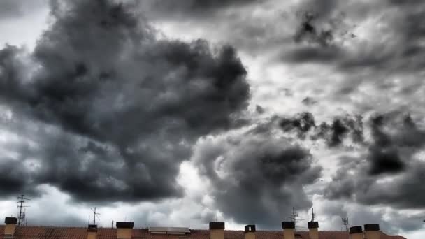 恐ろしいクムロンビン サンダークラウド 気象警報 危険を依存する 灰色と黒色の雲が都市の家の屋根の上空を飛び越えています カタカリズム ハリケーン ハロウィーン タイムトラフィック — ストック動画