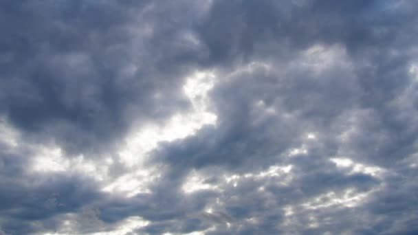 Prachtige Blauwe Wolken Lucht Volumetrische Lichteffect Zonnestralen Zijn Verborgen Achter — Stockvideo