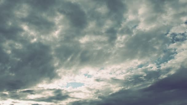 青い空白と灰色の雲 ふわふわした白い雲 カンクルス雲の雲 サマータイム 自然の天気青空 雨雲の背景について クラウドタイムエラービデオ ストーム — ストック動画